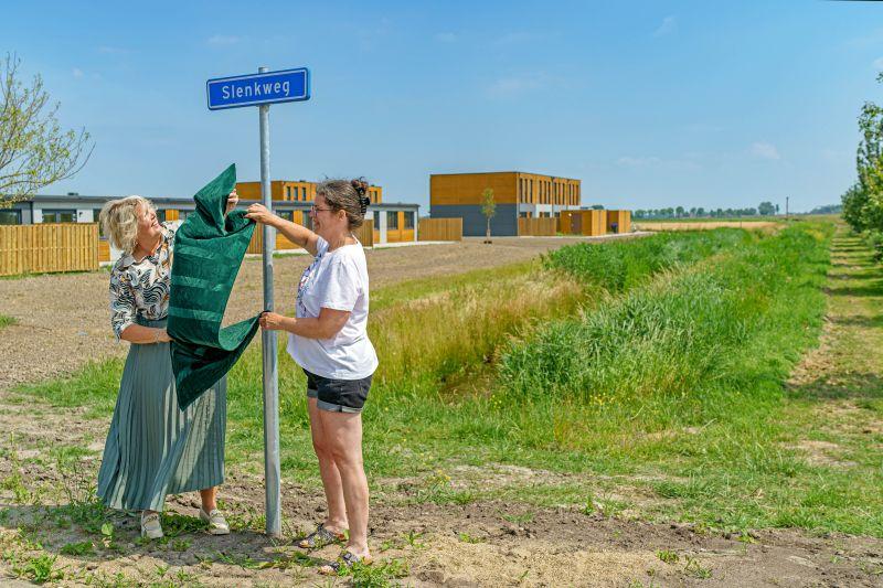 Foto van de onthulling van het straatnaambord