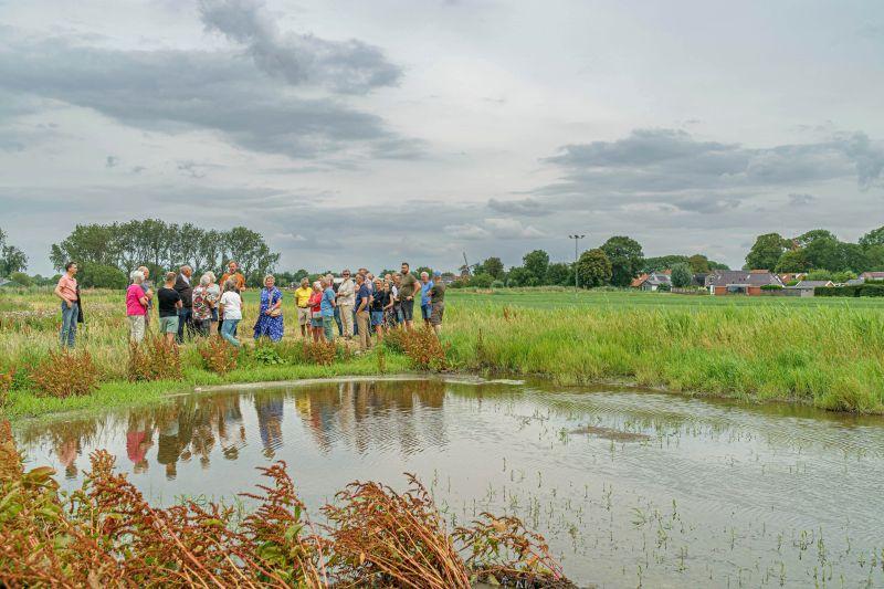 Foto van mensen bij de plas