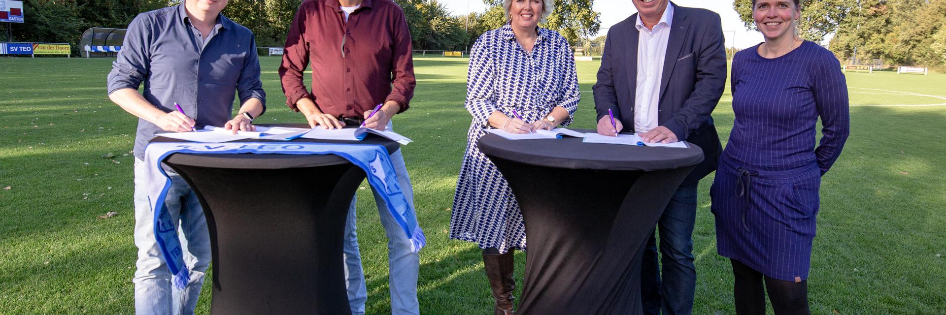 Wethouder Jongman ondertekent de smanewerkingsovereenkomst van Huis Ten Post