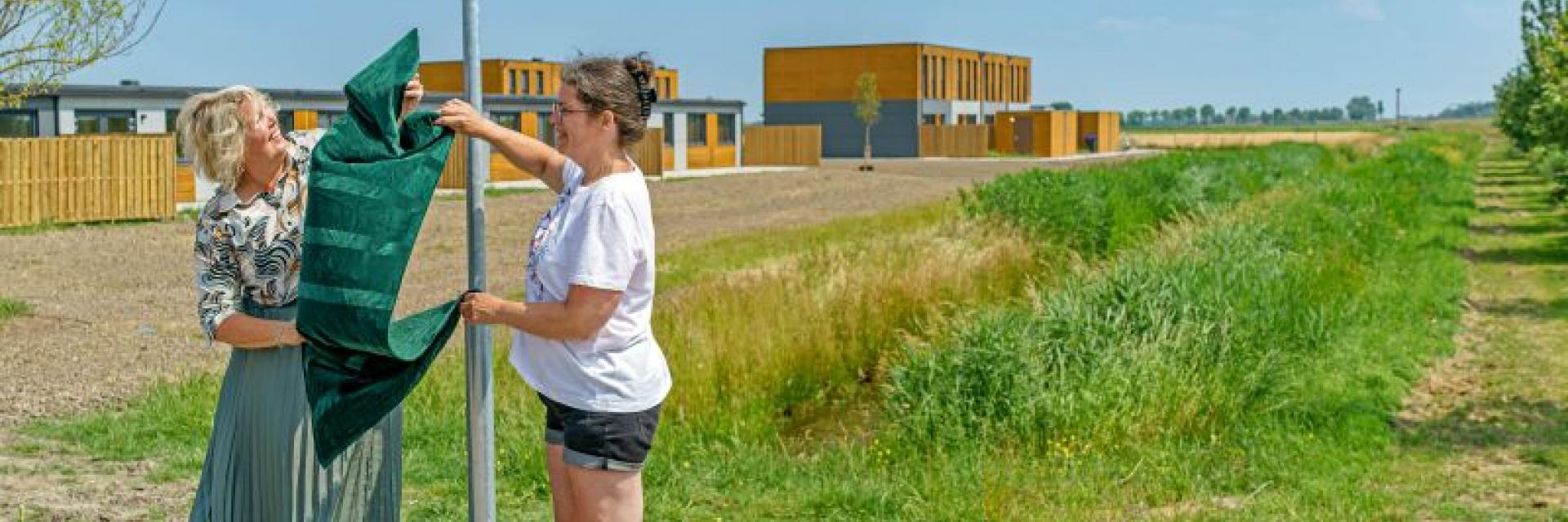 Foto van de onthulling van het straatnaambord