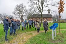 Foto van onthulling informatiebord Wittewierum